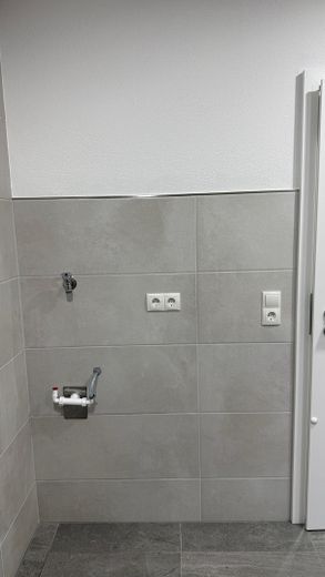 klimatisierte - 3-Zimmer Wohnung (OG) - mit Balkon in Andernach – Bad - Trockner / Waschen