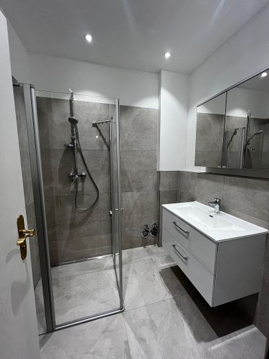 3 Zimmer Wohnung mit Einbauküche, saniertem Badezimmer und sep. WC – Badezimmer