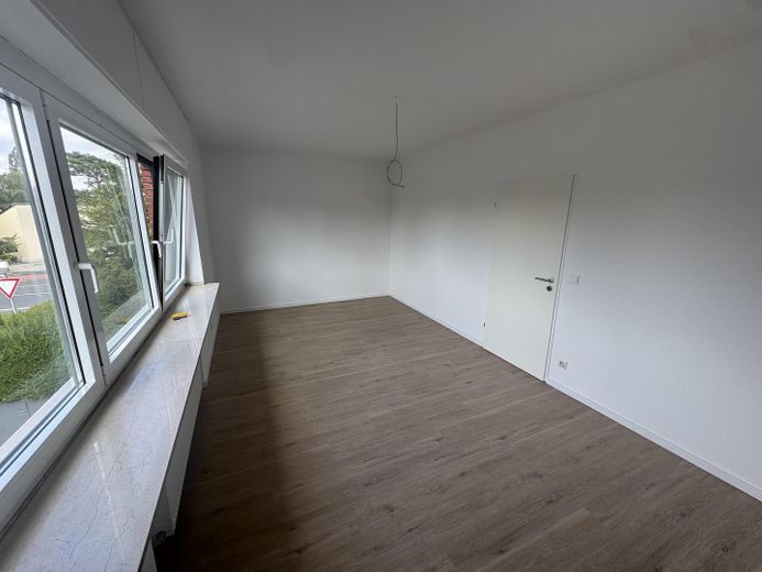 Erstbezug nach Sanierung: 2-Zimmer-Wohnung mit großem Balkon & Gartenblick in Duisburg-Rahm! – Schalfzimmer rückwärtig