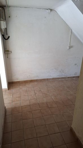 Freistehendes Einfamilienhaus mit 2 Wohneinheiten und Garten, 2 Garagen im Haus – Abstellbereich im UG