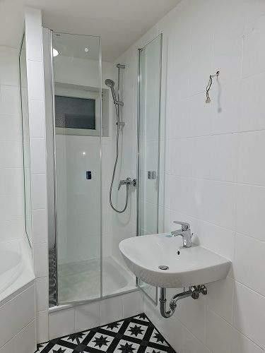 Attraktive Souterrain-2 Zi-Wohnung  88 qm in Jugenstil-Villa zu vermieten – Badezimmer