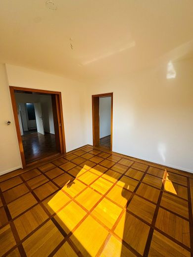 4-Zimmer-Wohnung mit traumhaften Taunusblick und eigenem Garten – Wohnzimmer