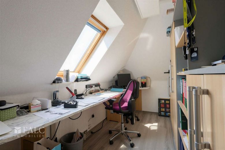 Provisionsfrei: modernisiertes Einfamilienhaus mit Pool und Sauna – Arbeitszimmer