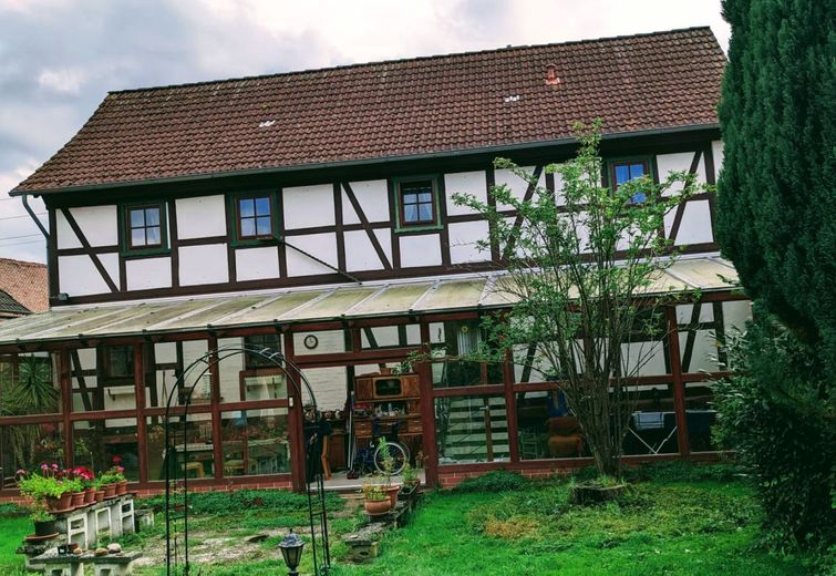 Charmantes Fachwerkhaus mit Nebengelass auf großem Grundstück – Hofansicht