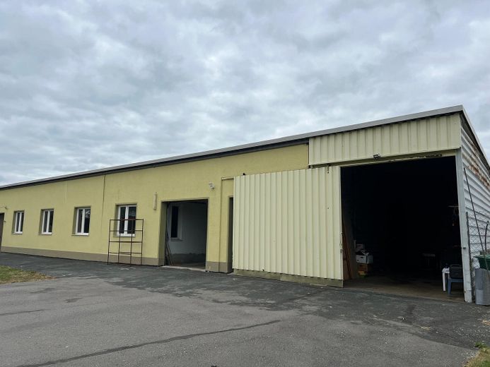 Nebengelass mit Garagen