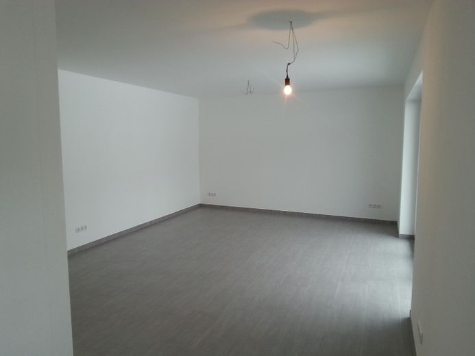 شقة مشرقة ومغمورة بالضوء من 4 غرف – Wohnzimmer