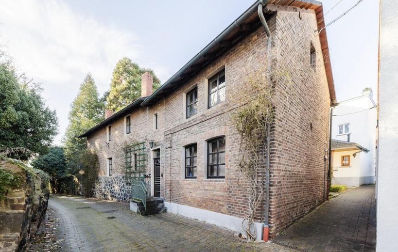 Villa histórica con vistas al Rin, edificio anexo y garaje – Nebengebäude
