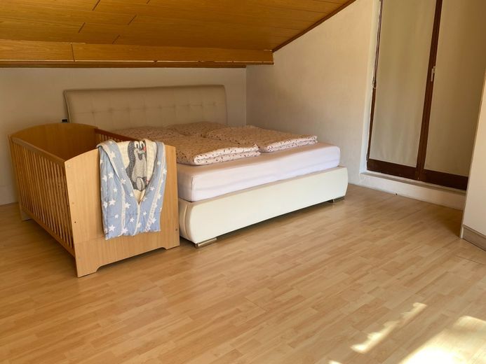 Viel Platz auch für 2 Familien in freistehenden Haus in guter Lage – Zimmer
