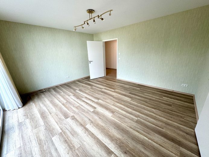 Zo goed als nieuw appartement in een meer-generatiewoning met garage, geschikt voor ouderen en drempelvrij – WZ, Blick zum Flur
