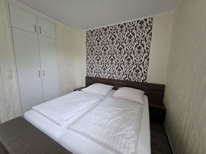 Zwei Wochenend Häuser an der Thülsfelder Talsperre – Schlafzimmer EG/Einbauschrank 
