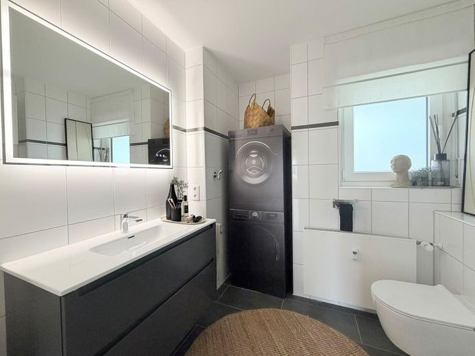Ampio e luminoso appartamento in edificio ben tenuto. Pronto per essere abitato e senza provvigioni – Badezimmer 2