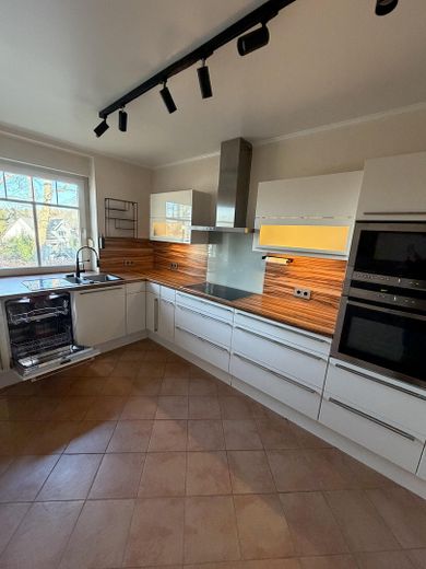 Barrierefreie 3,5-Zimmer-Wohnung in Sasel – Südwest-Balkon, Aufzug Tiefgarage, 2 TG-Plätze – Küche