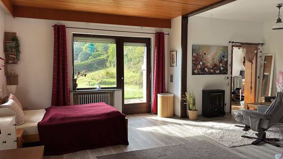 Casa unifamiliare situata in posizione tranquilla ai margini del bosco con vista su BID-Wallau – großes Zimmer im Untergeschoß