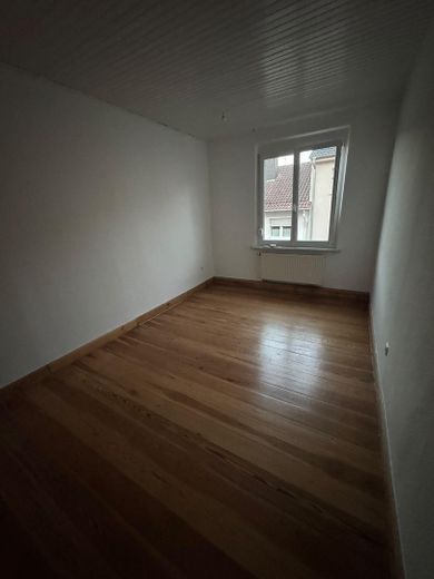 4 Zimmer Whg, 2. OG, renoviert mit EBK 650 plus 75 Euro Küche – Kinder-/Arbeitszimmer 2