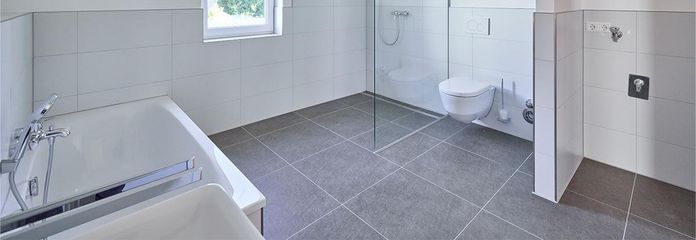 Badezimmer mit Dusche und Wan.