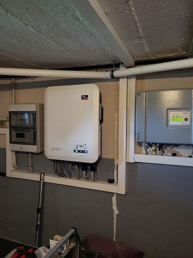 Casa unifamiliar completamente renovada con amplio jardín en una ubicación tranquila y bien comunicada – Technik - PV-Wechselrichter