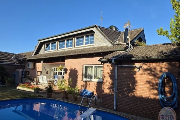 Hochwertiges , freistehendes Einfamilienhaus mit 238 m² Wohnfläche.