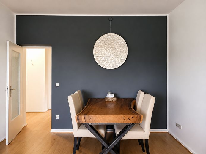 Hochwertig modernisierte 3-Zimmer-Wohnung mit Westbalkon und Weitblick - maklerfrei – Wohnzimmer