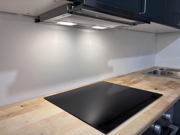 Erstbezug nach Renovierung: Moderne 2ZKB mit großer Dachloggia, EBK und Stellplatz – Foto 13