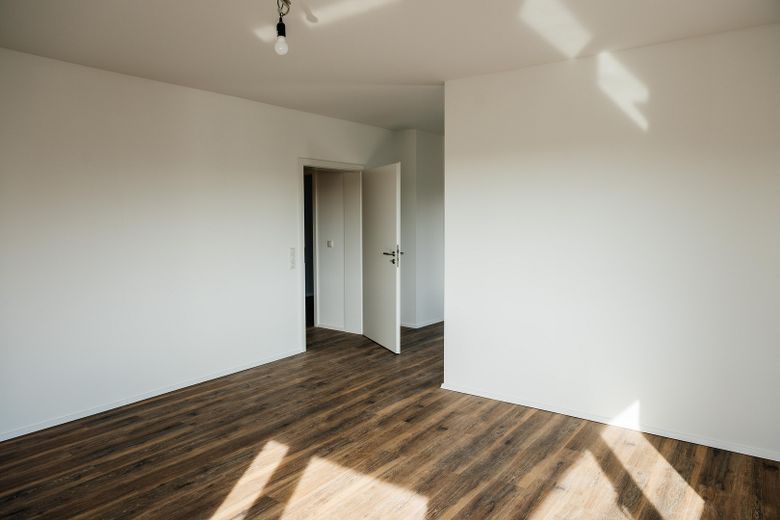 Familienglück in Alfeld: 3-Zimmer, Balkon, Erstbezug nach Sanierung. Provisionsfrei & KfW-gefördert! – Wohnbereich
