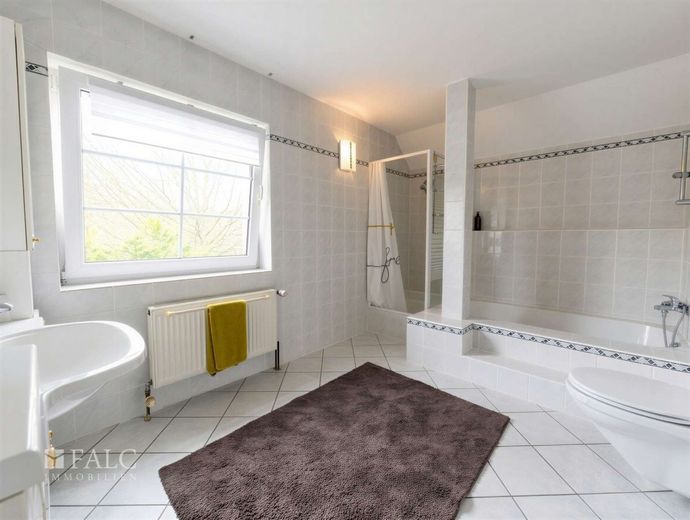 Außergewöhnlich! - Denn hier gilt: Einfach mehr... Raum! – Badezimmer OG