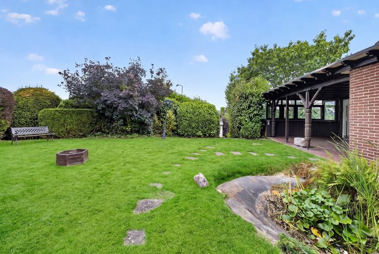Großzügiges Wohnen mit schönem Garten – Einfamilienhaus mit Einliegerwohnung – Gartenansicht