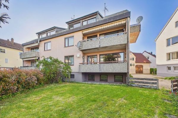 Inversión con ventaja de ubicación. 3 viviendas multifamiliares con vivienda independiente, garaje, 2 plazas de aparcamiento, jardín y sótano