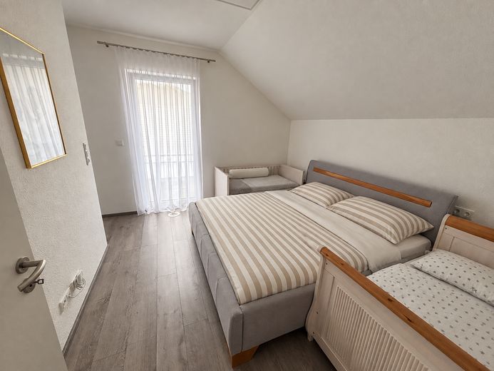 Modernes Zweifamilienhaus mit Einliegerwohnung in Elzach-Oberprechtal – Schlafzimmer DG