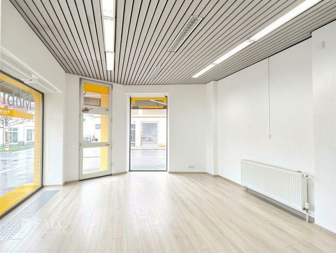 Zwei Schaufenster, unzählige Möglichkeiten - Maximale Sichtbarkeit in Uerdingen – Showroom  Bild 1 leer - (KI generiert)