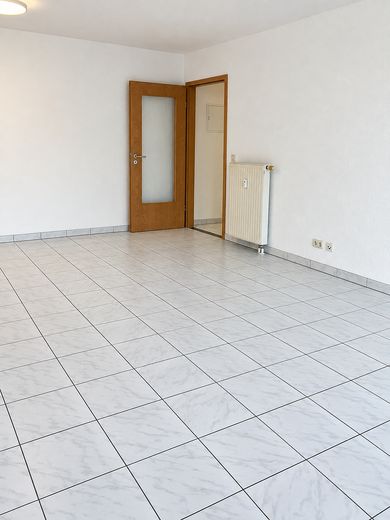 Licht 2-kamerappartement met inbouwkeuken, balkon en parkeerplaats in de ondergrondse garage – Wohnzimmer 2