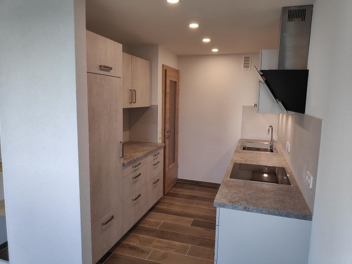 Appartamento al piano rialzato a Neuhausen, 3 1/2 locali, completamente ristrutturato, cucina componibile, Internet 1 Gb/s, 800 m fino alla S-Bahn – Foto 8