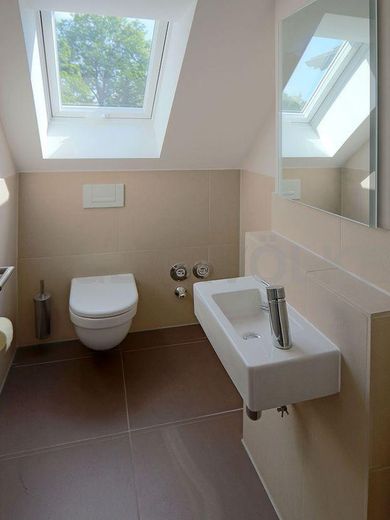 Charmante Dachgeschosswohnung mit 2 Balkonen/Terrassen – Gäste-WC