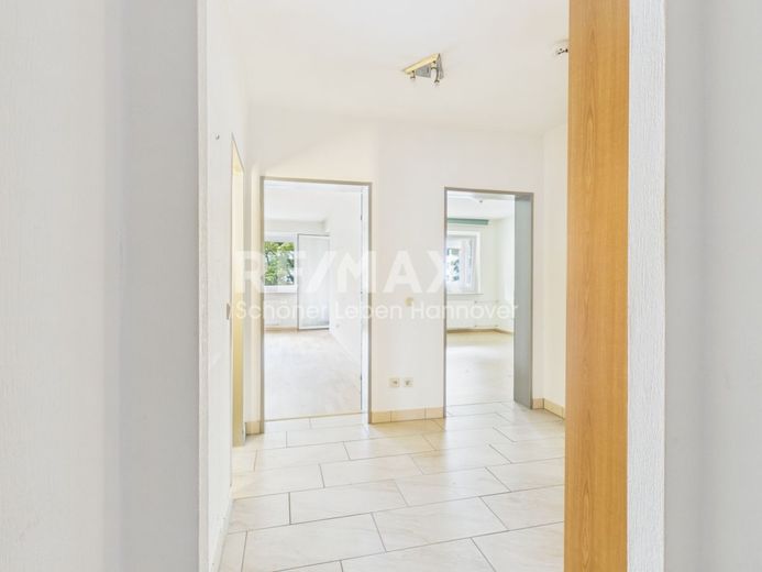 Renovierungsbedürftige 3- Zimmer Wohnung mit sonniger Loggia – Flur