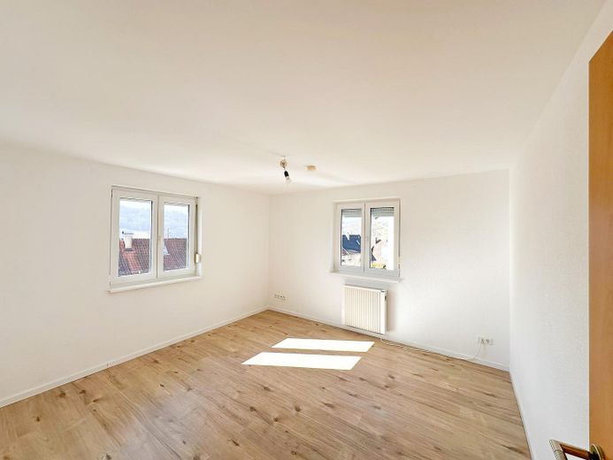 Bel appartement de 3 pièces au rez-de-chaussée avec cuisine équipée, cave et place de parking à KÜN-Nagelsberg – Zimmer 1