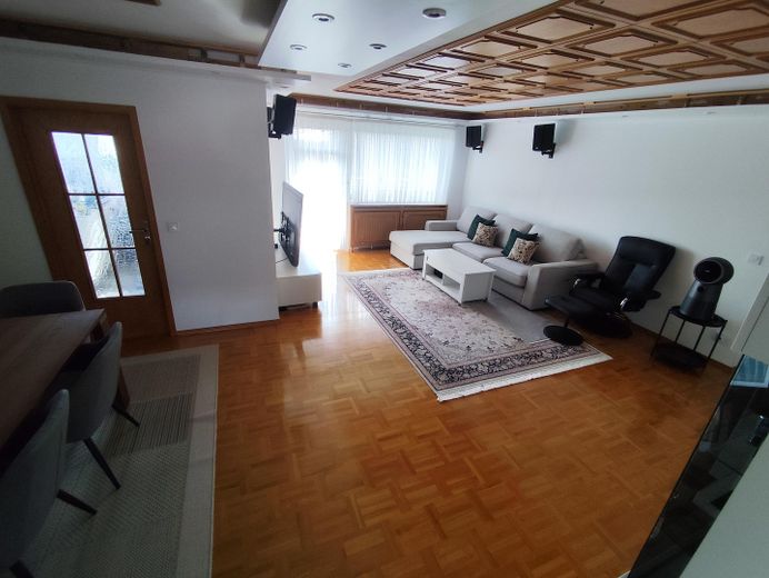 Grand appartement de 4 pièces avec balcon et place de parking en sous-sol, dans un quartier prisé de Bad Homburg – Wohnzimmer
