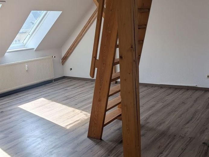 شقة مريحة في الطابق العلوي من غرفتين ونصف مع حوض استحمام، ومطبخ مفتوح، وأرضيات لامينات في موقع مميز! – الصورة 1