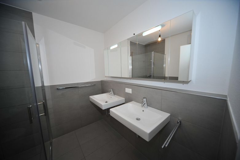 Exklusive 4-Zimmer +Energie Wohnung mit Fußbodenheiz/-kühlung und sehr geringen Energiekosten – Elternbad mit Regendusche