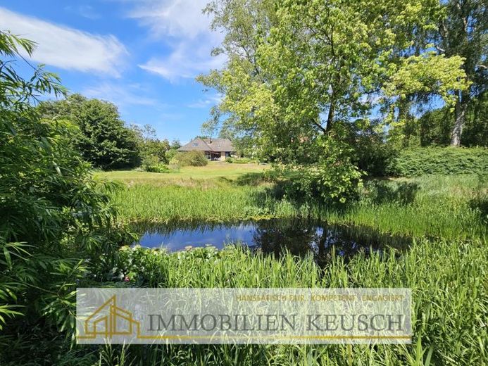 Traumgarten mit Teich, Bungalow mit Ausbaupotenzial & Sonnenterrasse in ruhiger Lage, Doppelgarage – Foto 1