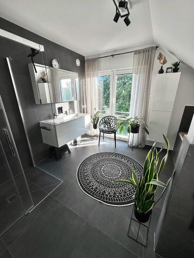 Freiraum, Panoramablick & top angebunden bei Hof: Neuwertiges Einfamilienhaus (2021, KFW-40, A+) – Bad OG mit bodentiefer Dusche