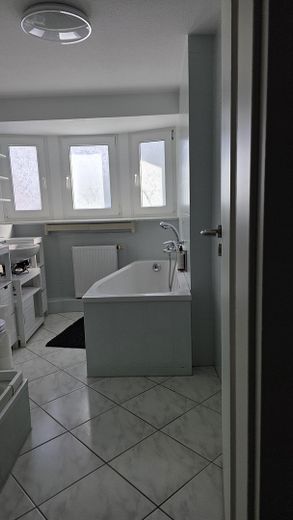 3-Zimmer, Balkon, Einbauküche & Tageslichtbad – Bad