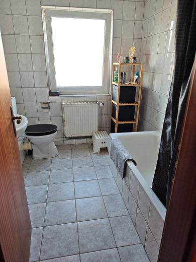 Bellissimo appartamento mansardato su 2 piani in una casa ben tenuta con balcone, cucina, posto auto – Badezimmer