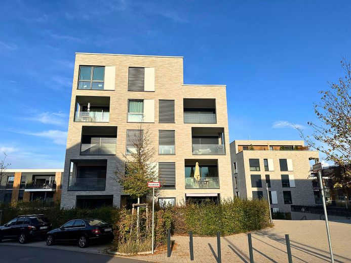 ** Hochwertige 3-Zi.-Erdgeschosswohnung mit EBK, 2 Tageslichtbädern, Terrasse und Gartenanteil ** – Außenansicht