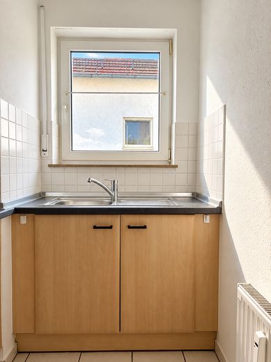 Lichtdurchflutete 2,5-Zimmer-Wohnung mit Loggia und Blick ins Grüne – SPÜLE