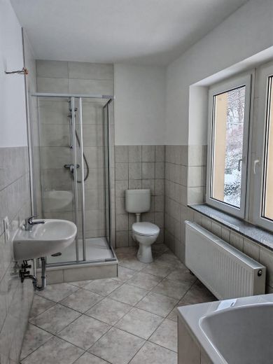 NEU SANIERT! 3R-Wohnung mit Stellplatz 80 m² (EBK) ***Vermieter-Bonus 2 Kaltmieten geschenkt*** – Bad