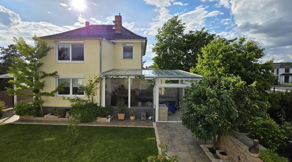 More than a house: exceptional property with plenty of space for living, working and your own ideas – Rückansicht