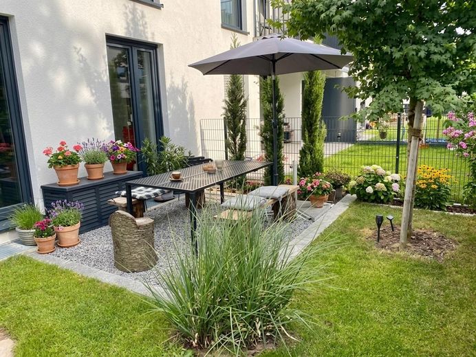 Appartement moderne et haut de gamme de 4 pièces avec jardin - sans commission – Garten Essbereich