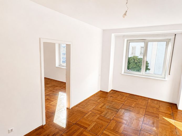Sans commission et fraîchement rénové - appartement de 4 pièces en centre-ville ! – Zimmer 2/3
