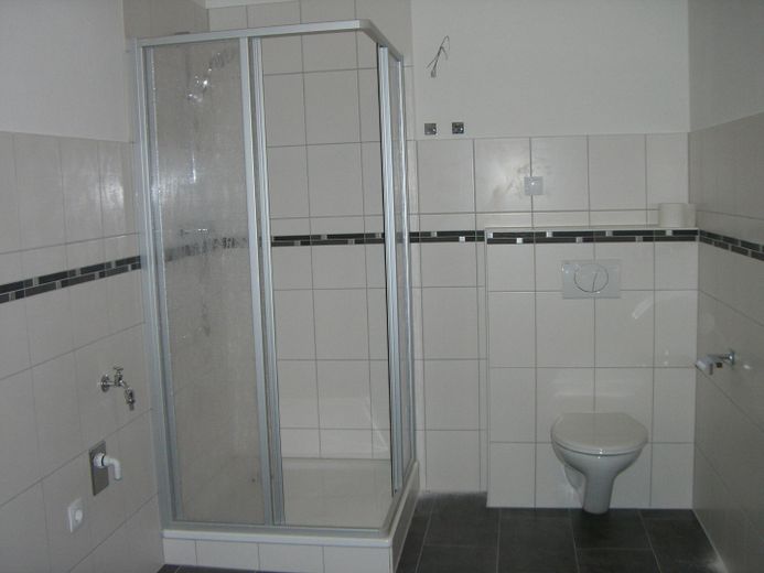 Dusche mit Hänge-WC