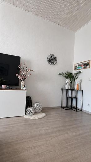 Immeuble ancien à aimer – appartement lumineux de 2 pièces avec balcon et garage dans un emplacement privilégié en centre-ville – Wohnzimmer