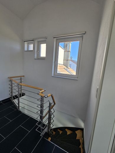 Großzügige Maisonette im Architektenhaus mit Kamin, Balkon & Albblick – ideal für 1–2 Personen – Flur (2. OG)